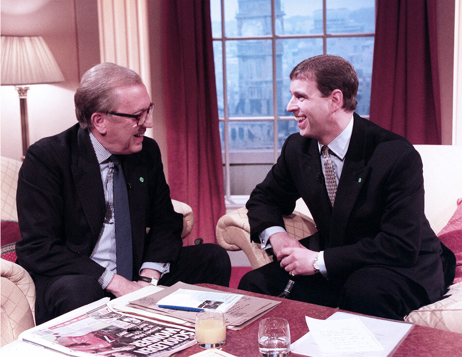 Герцог Йоркский (справа) и сэр Дэвид Фрост после своего интервью в шоу Breakfast with Frost на BBC-1.jpg