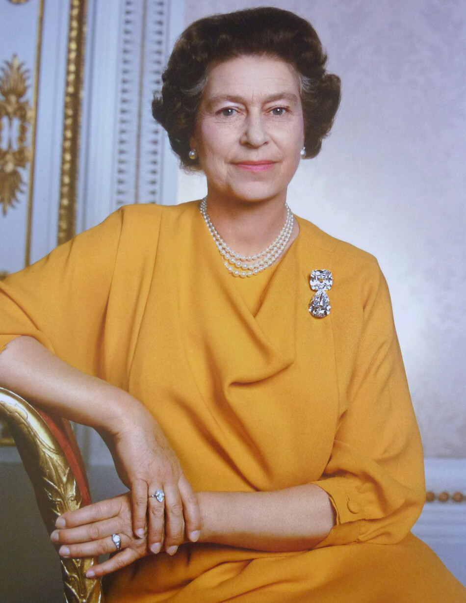 Королева позирует фотографу Юсуфу Каршу для официального портрета монарха в 1985 году