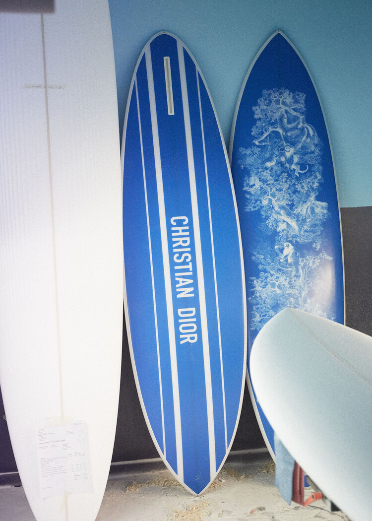 Dior Maison выпустил доску для сёрфинга с принтом туаль-де-Жуи
