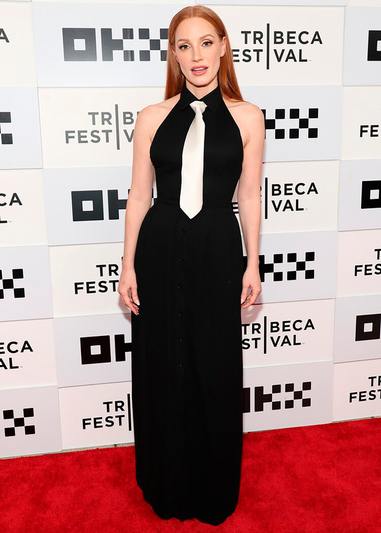 Джессика Честейн надела галстук на вечернее платье во время мировой премьеры фильма &laquo;Прощённый&raquo; во время кинофестиваля Tribeca 2022 года в BMCC Tribeca PAC 14 июня 2022 года в Нью-Йорке