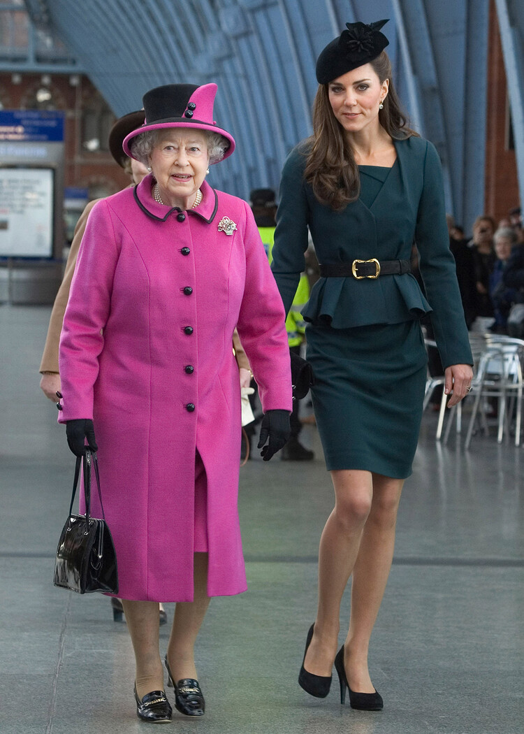 Елизавета II и Кейт Миддлтон, 2018Королева Елизавета II и герцогиня Кэтрин, 2018
