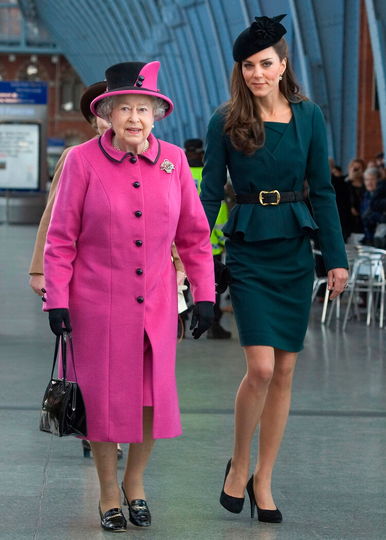 Королева Елизавета II и Кэтрин, герцогиня Кембриджская прибывают на станцию Сент-Панкрас перед посадкой на поезд, чтобы посетить город Лестер, 8 марта 2012 года в Лондоне, Англия