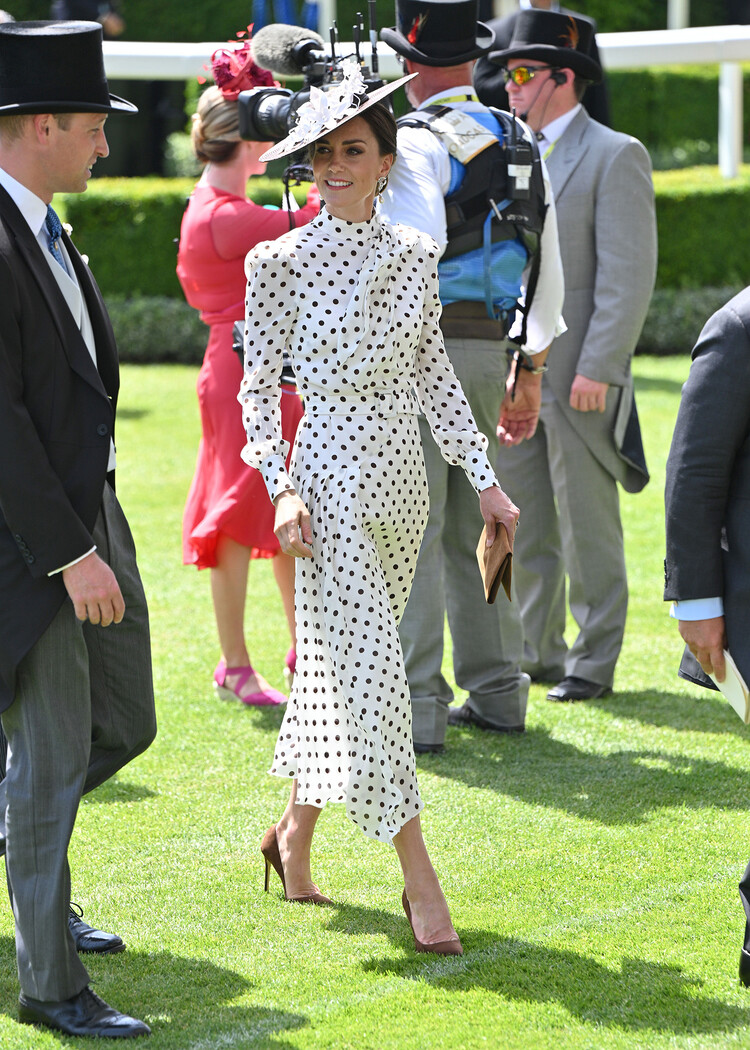 Герцогиня Кембриджская выбрала наряд в горошек 1980-х годов от Alessandra Rich для своего визита в Royal Ascot 17 июня 2022 года&nbsp;