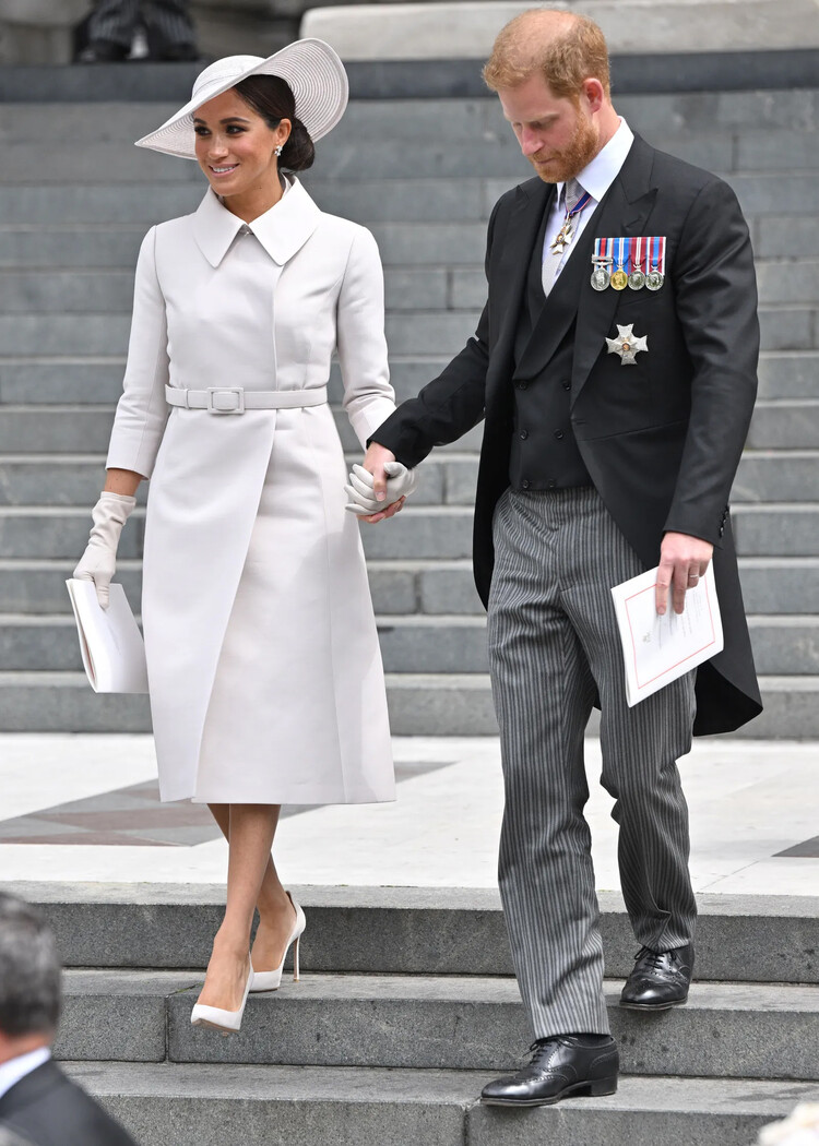 Меган Маркл и принц Гарри на церковной службы с королевской семьёй, 2022