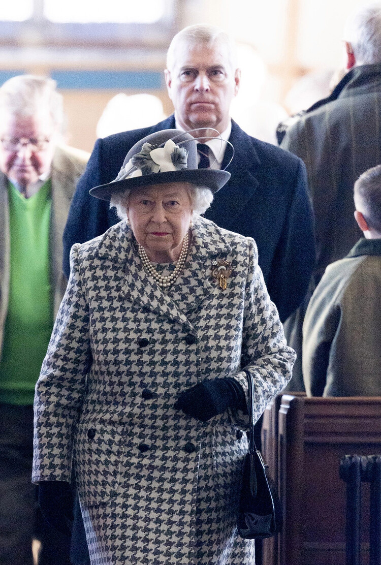Королева Елизавета II и принц Эндрю, герцог Йоркский, посещают церковь в Хиллингтоне в Сандрингеме 19 января 2020 года в Кингс-Линн, Англия