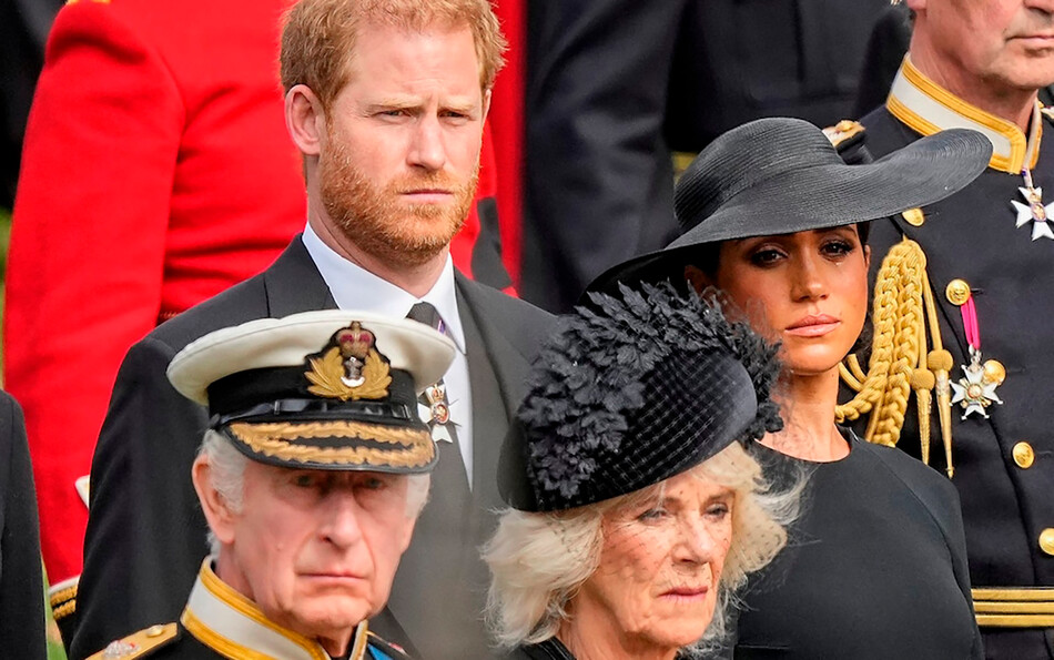Принц Гарри и Меган Маркл с королём Карлом III и королевой-консорт Камиллой на государственных похоронах королевы Елизаветы II в Вестминстерском аббатстве в Лондоне 19 сентября 2022 года