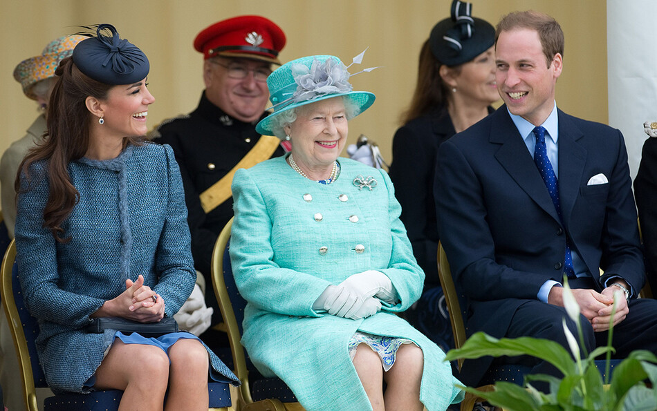 Герцогиня Кэтрин, королева Елизавета II и принц Уильям в Ноттингеме 13 июня 2012 года в Ноттингеме, Англия