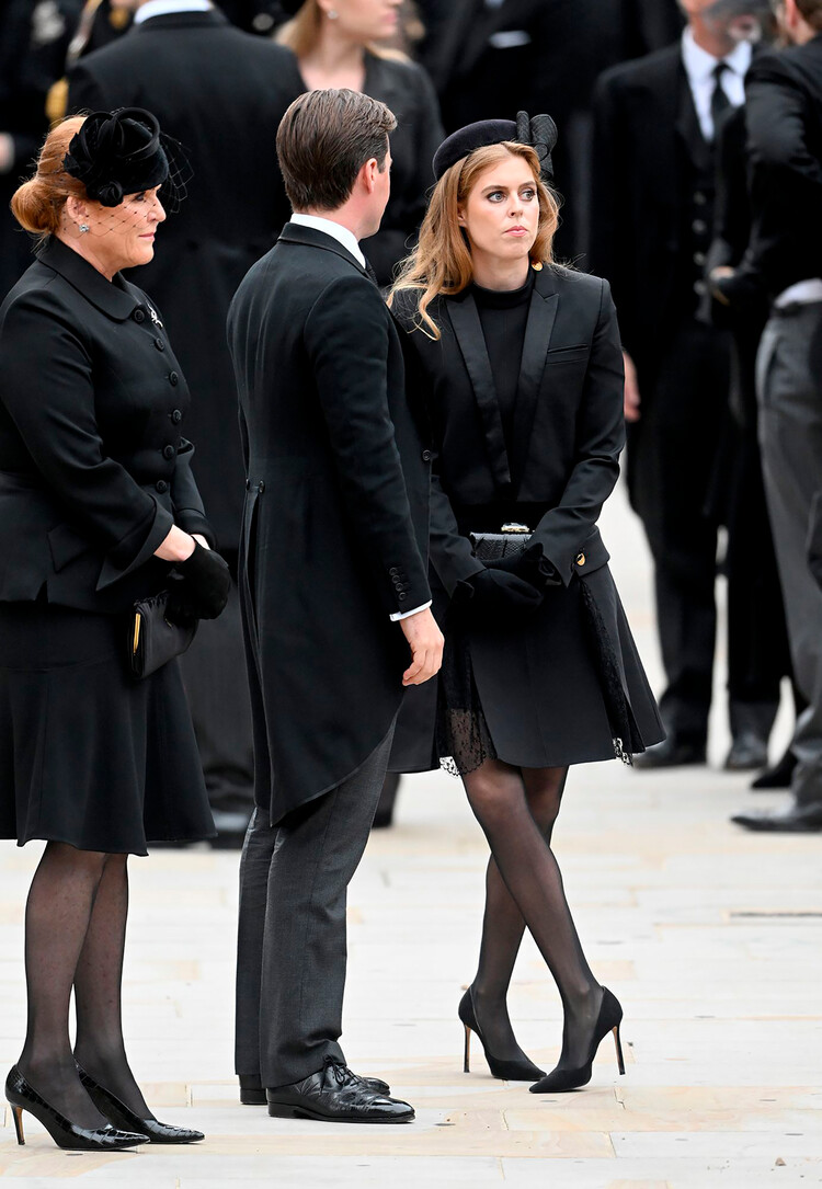 Принцесса Беатрис с супругом Эдоардо Мапелли-Моцци и матерью Сарой Фергюсон перед началом государственных похорон королевы Елизаветы II в Вестминстерском аббатстве, 19 сентября 2022 года в Лондоне, Англия