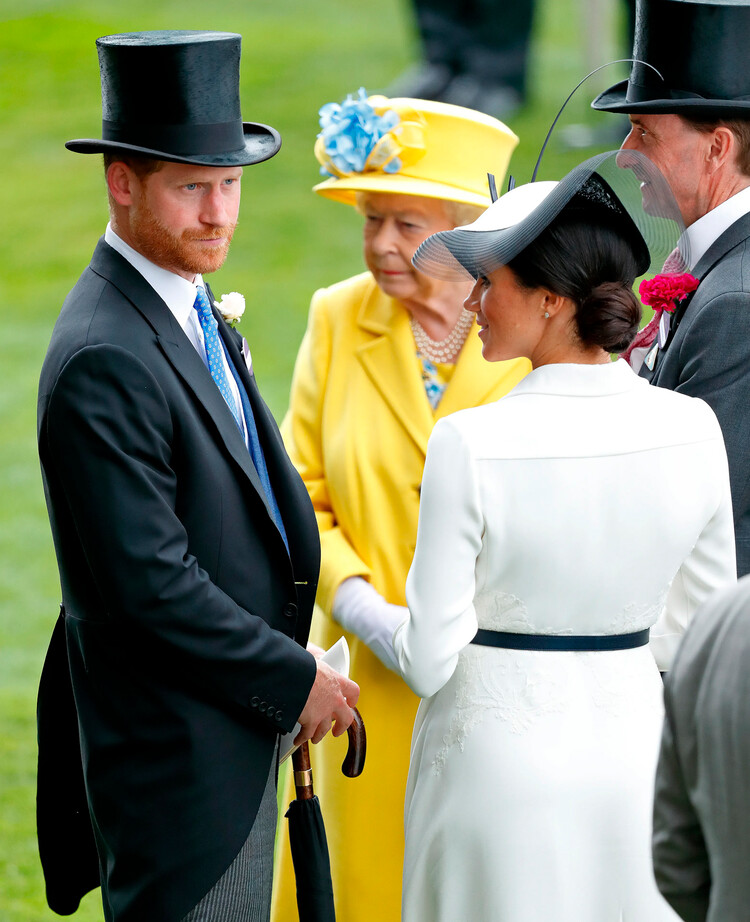 Принц Гарри, герцог Сассекский, Меган, герцогиня Сассекская с королевой Елизаветой II посещают первый день королевских скачек Royal Ascot на ипподроме Аскот 19 июня 2018 года в графстве Беркшир, Англия