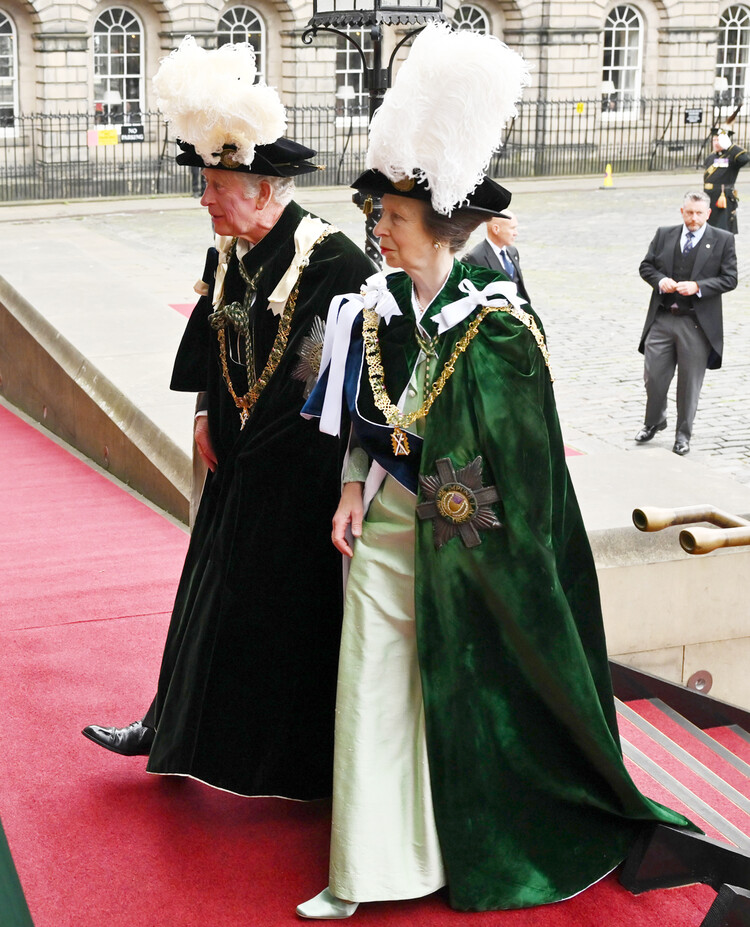 Принц Чарльз и принцесса Анна посещают торжественную службу Ордена чертополоха в соборе Святого Джайлса 30 июня, 2022 год в Эдинбурге, Великобритания