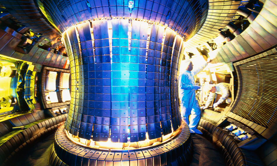 Учёный внутри китайского термоядерного реактора