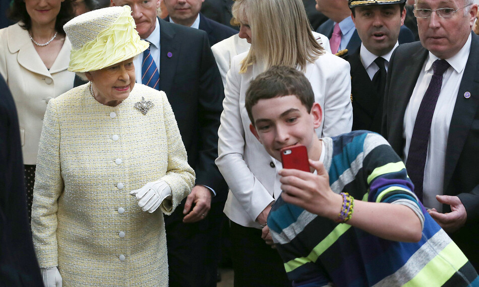 14-летний Джек Сергенор сделал селфи, когда королева Елизавета II посетила рынок Святого Георгия в Белфасте, 25 июня 2014 года