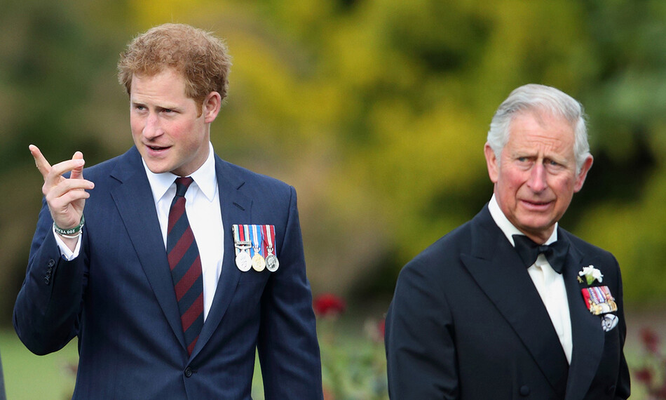Принц Гарри и принц Чарльз, принц Уэльский, принимают участие в конкурсе Gurkha 200 в Королевском госпитале Челси 9 июня 2015 года в Лондоне , Англия