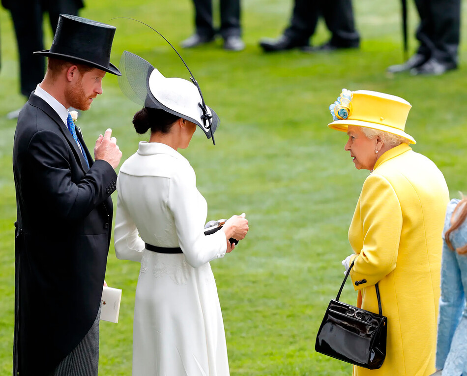 Меган Маркл и принц Гарри общается с королевой Елизаветой II в первый день Королевских скачек Royal Ascot на ипподроме Аскот 19 июня 2018 года, Англия