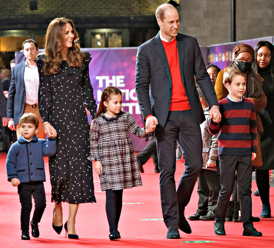 Принц Уильям и Кейт Миддлтон с детьми принцем Луи, принцессой Шарлоттой и принцем Джорджем в лондонском театре Палладиум 11 декабря 2020 года в Лондоне, Англия
