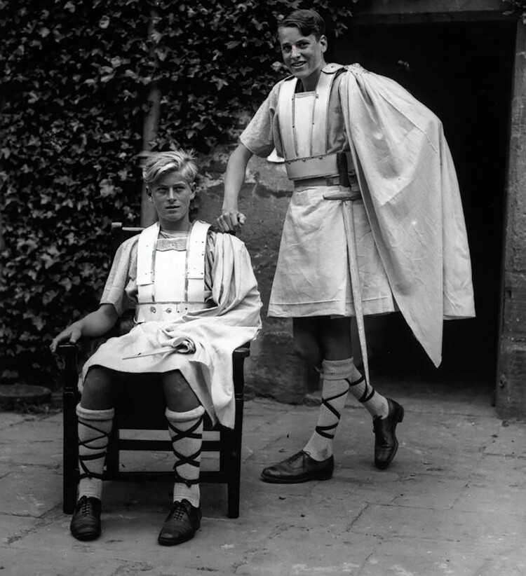 Школьник принц Греции Филипп в костюме для школьной постановки Гордонстоуна &laquo;Макбет&raquo;, июль 1935 года