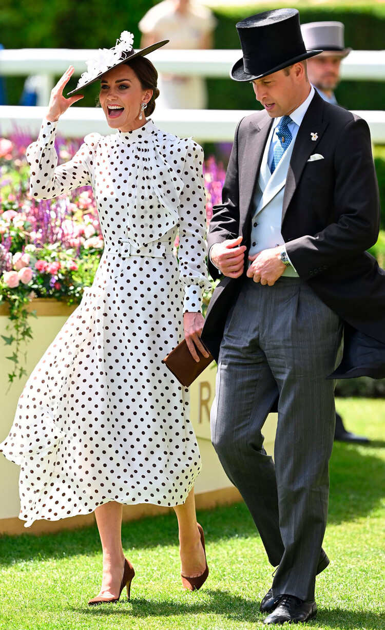Принц Уильям, герцог Кембриджский, и Кэтрин, герцогиня Кембриджская беседуют во время прибытия на королевские скачки Royal Ascot 2022 на ипподроме Аскот 17 июня 2022 года в графстве Беркшир, Англия