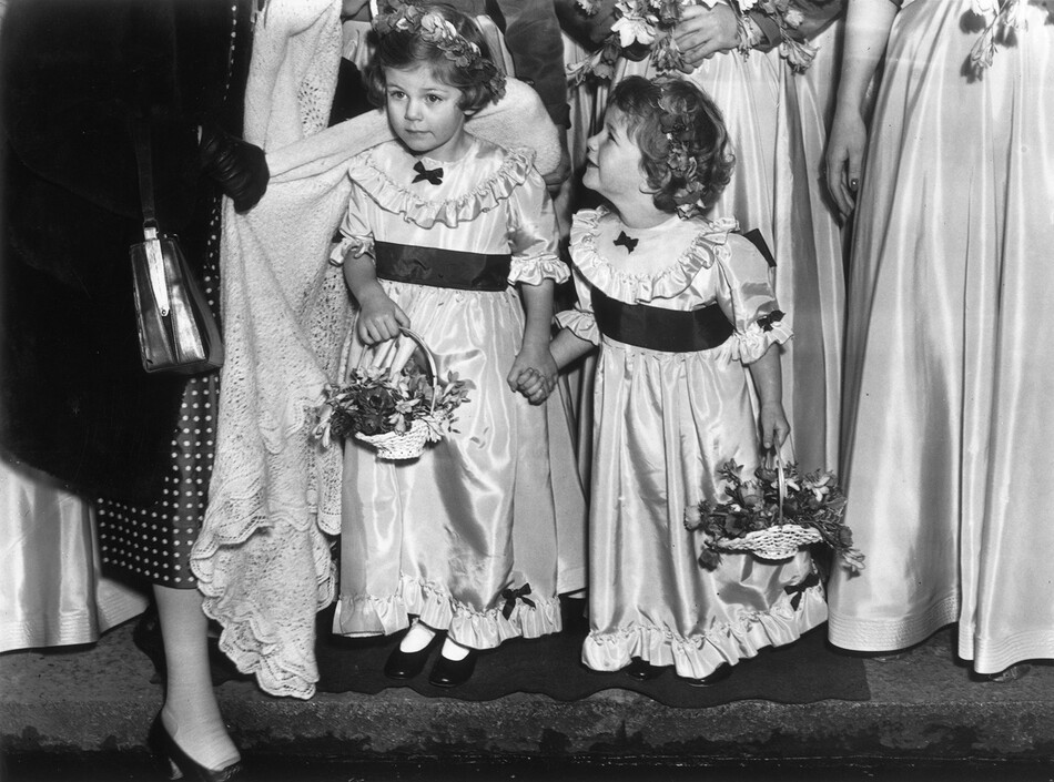 4-летняя Камилла и 3-летняя Аннабель Шанд в качестве девочек цветочниц на свадьбе Джереми Кубитта и Дианы дю Кейн в церкви Святого Марка, Норт-Одли-стрит, Лондон, 17 января 1952 года