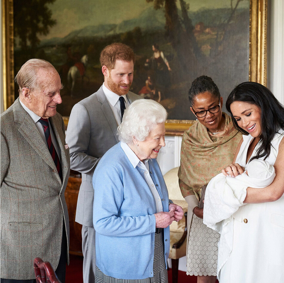 Принц Филипп, Елизавета II, принц Гарри,&nbsp;Дориа Редлан и Меган Маркл с сыном Арчи
