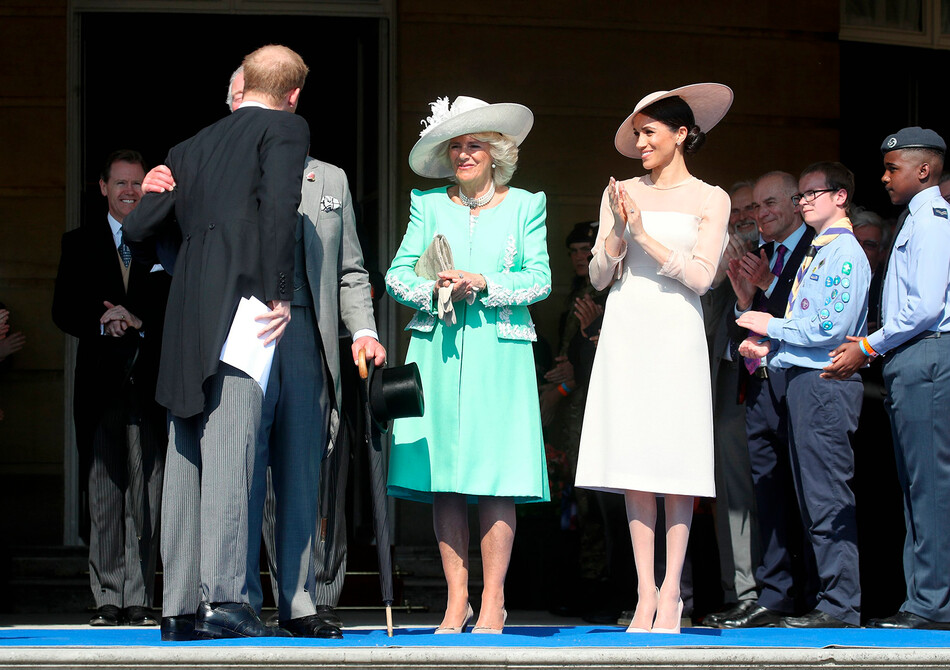 Принц Гарри поздравляет отца принц Чарльза во время благотворительного приёма в садах Букингемского дворца в честь 70-летия принца Уэльского, 22 мая 2018 года, Лондон, Великобритания