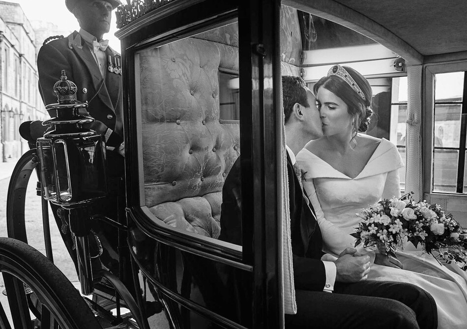 Джек Бруксбэнк и принцесса Евгения целуются, покидая часовню Святого Георгия после свадебной церемонии 12 октября 2018 года в Виндзоре, Англия