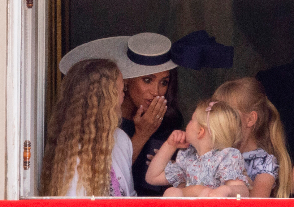 Меган Маркл в украшениях ювелирного бренда Shiffon Co общается с королевскими детьми в Букингемском дворце во время парада Trooping the Colour 2 июня 2022 года