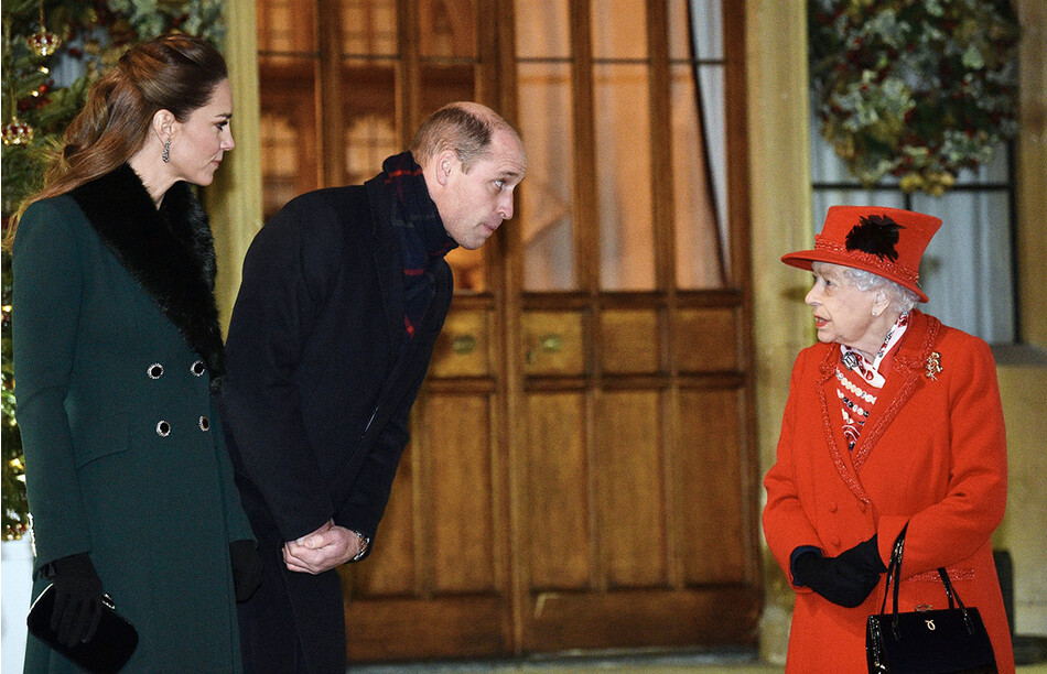 Королева Елизавета II разговаривает с принцем Уильямом, герцогом Кембриджским и Екатериной, герцогиней Кембриджской у входа в Виндзорский замок 8 декабря 2020 года в Виндзоре, Англия