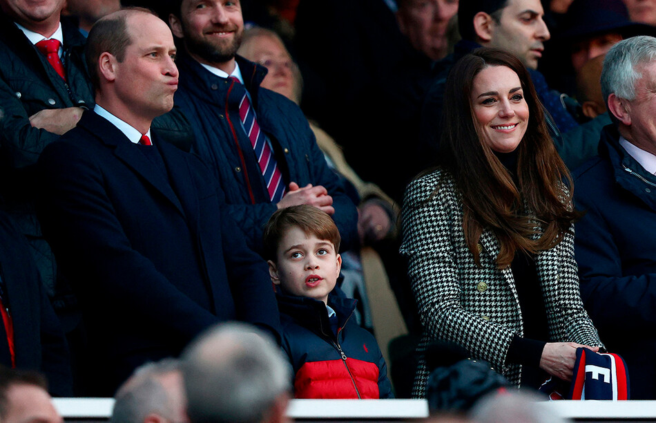 Принц Уильям и Кейт Миддлтон с сыном принцем Джорджем принимают участие в матче Международного союза регби шести наций между Англией и Уэльсом на стадионе Твикенхэм, 26 февраля 2022, Англия