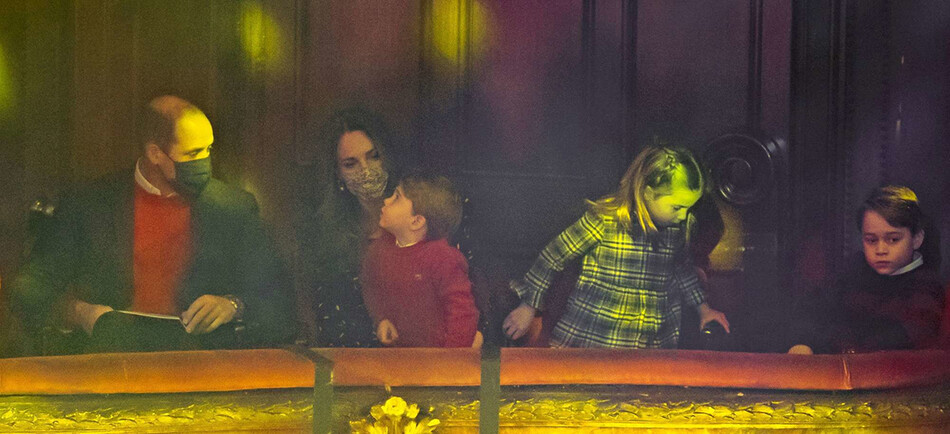 Принц Уильям и Кейт Миддлтон с детьми на на рождественском спектакле