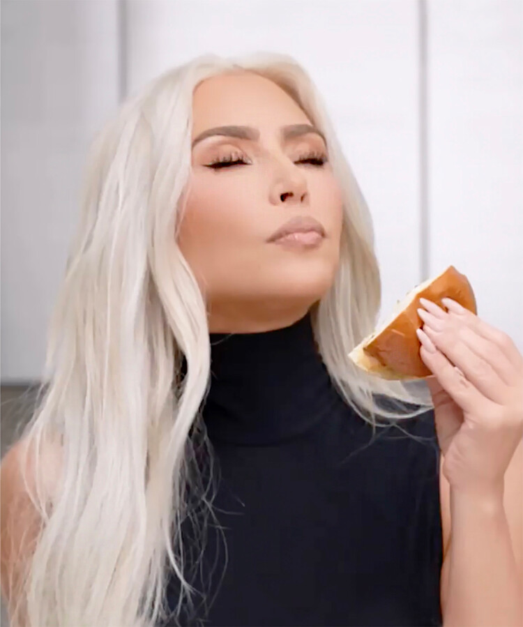 Ким Кардашьян фальшиво жуёт бургер с мясом в рекламной компании альтернативного растительного мяса Beyond Meat, 2022