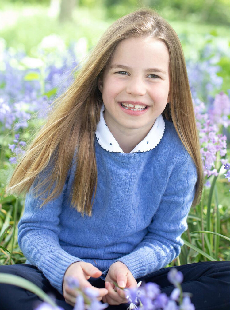 Принцесса Шарлотта на официальном портрете в день своего 7-летия, Норфолк 2022