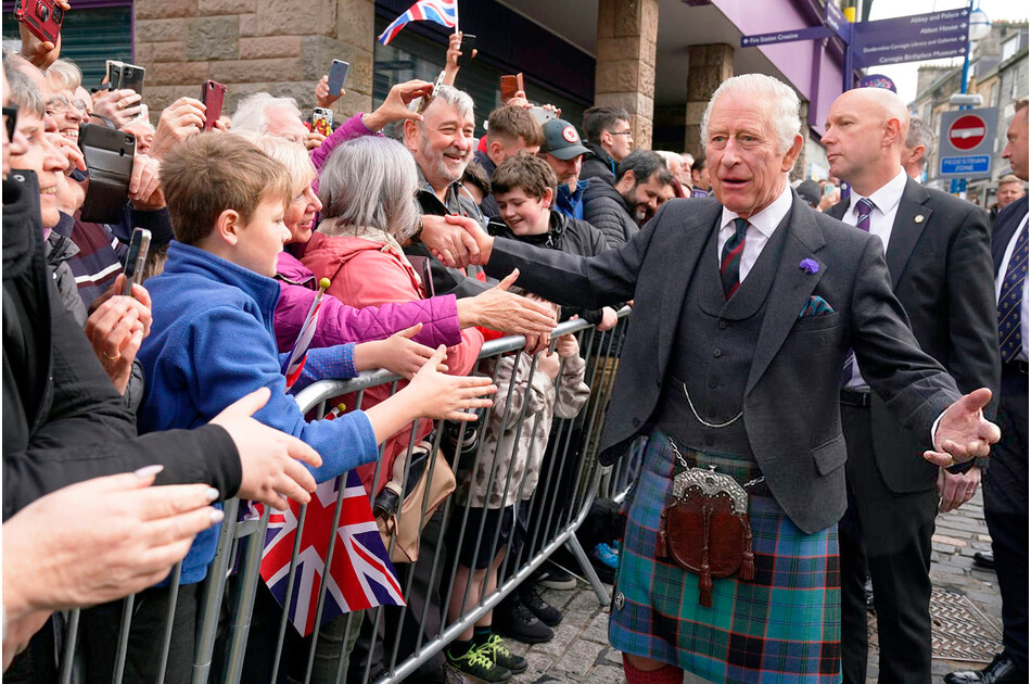 Король Карл III приветствует представителей общественности после официального заседания совета в Городских палатах в Данфермлине, Файф, 3 октября 2022 года в Данфермлине, Шотландия