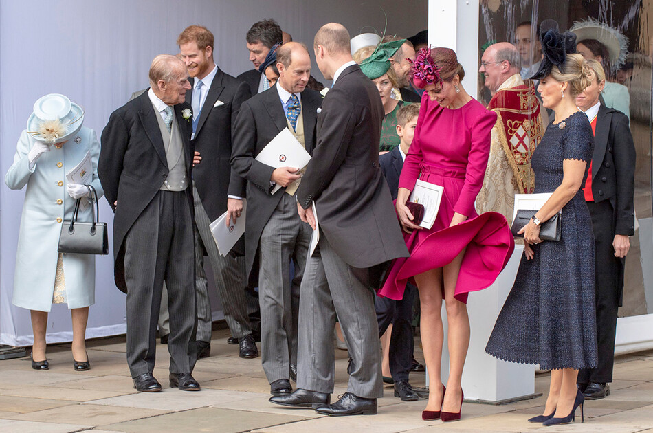 Королева Елизавета II, принц Филипп, герцог Эдинбургский, принц Гарри, герцог Сассекский, принц Эдуард, граф Уэссекский, принц Уильям, герцог Кембриджский, Кэтрин, герцогиня Кембриджская и Софи, графиня Уэссекская на свадьбе принцессы Евгении Йоркской и Джека Бруксбэнка в часовне Святого Георгия 12 октября 2018 года в Виндзоре, Англи