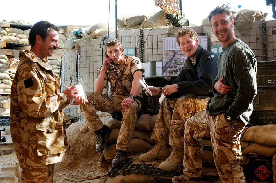 Принц Гарри сидит с сослуживцами на передовой оперативной базе, Афганистан 2 января 2008 года 