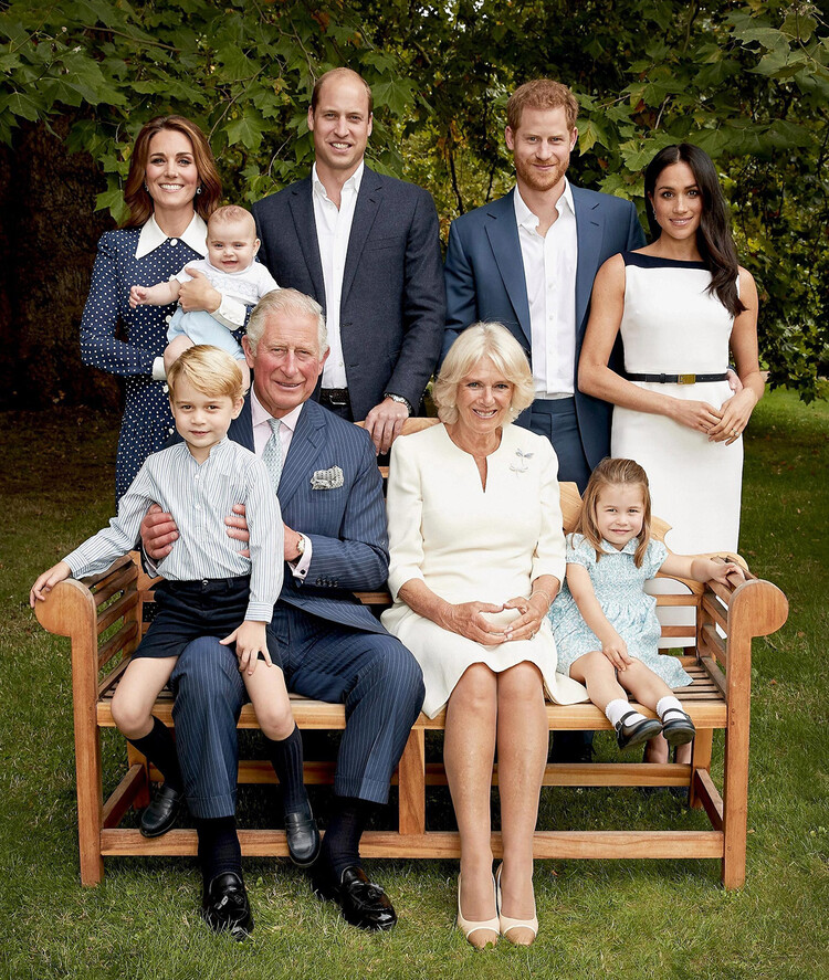 Принц Чарльз, Камилла Паркер-Боулз, принц Уильям и Кейт Миддлтон с детьми, принц Гарри и Меган Маркл