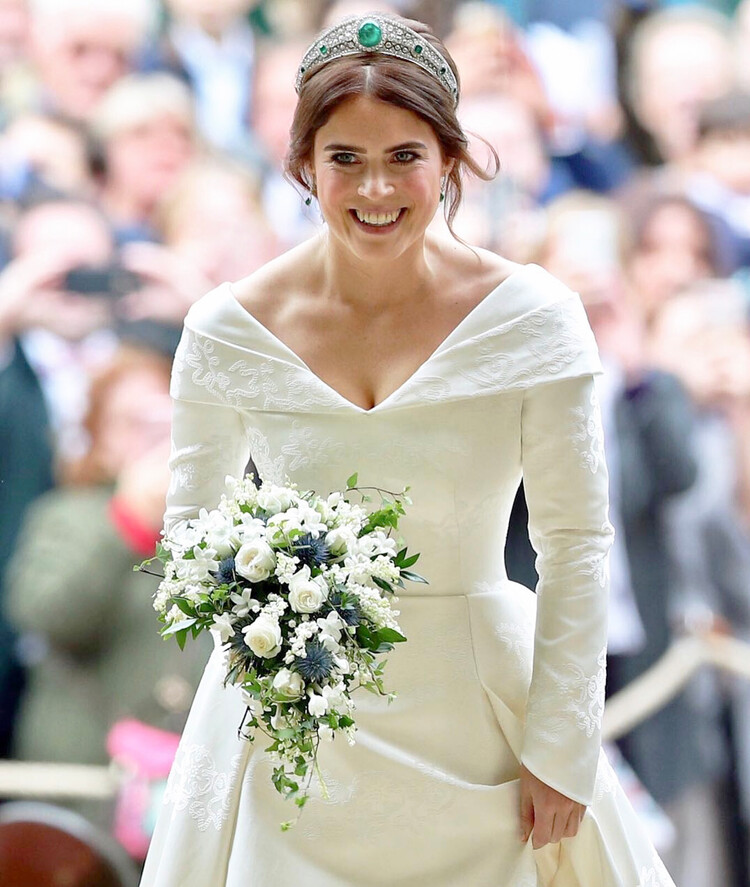 Принцесса Евгения прибывает в часовню Святого Георгия на свадебную церемонию с Джеком Бруксбэнком 12 октября 2018 года в Виндзоре, Англия