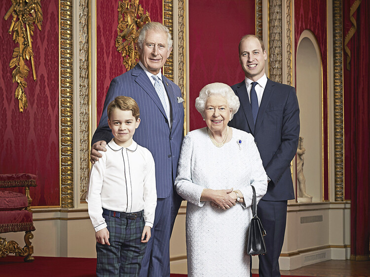 Королева Елизавета II, принц Чарльз, принц Уильям и принц Джордж позируют для официального портрета в тронном зале Букингемского дворца, Лондон, 2021