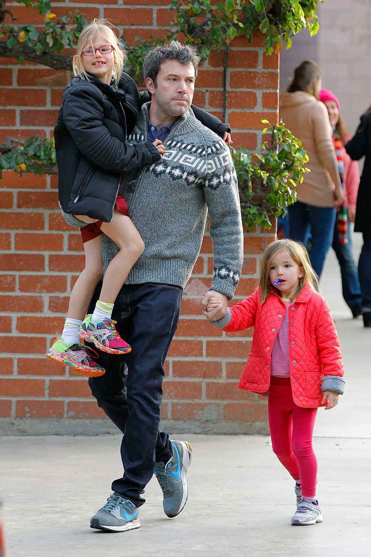 Бен Аффлек и его дочери, Вайолет и Серафина Аффлек, выходят из парка 8 декабря 2013 г. в Лос-Анджелесе, Калифорния