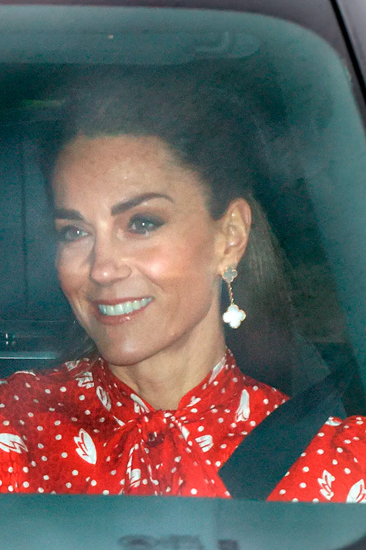 Кейт Миддлтон вернулась к любимому праздничному платью по случаю рождественского обеда