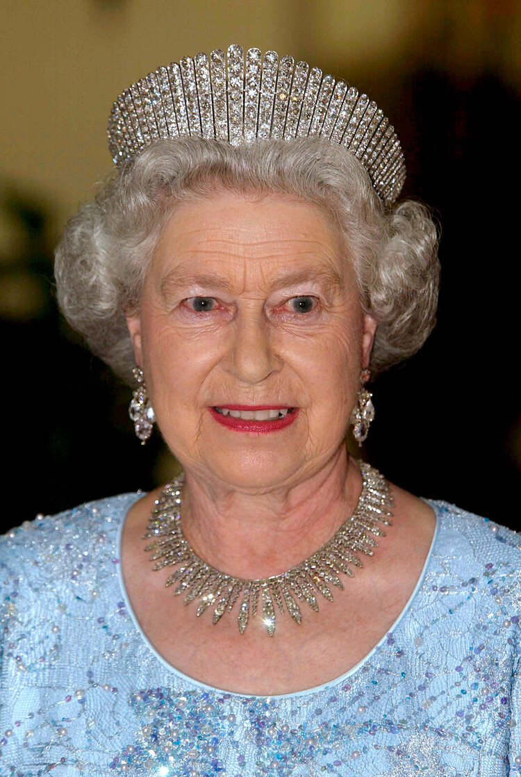 Королева Елизавета II часто носила ожерелье с бриллиантовой бахромой