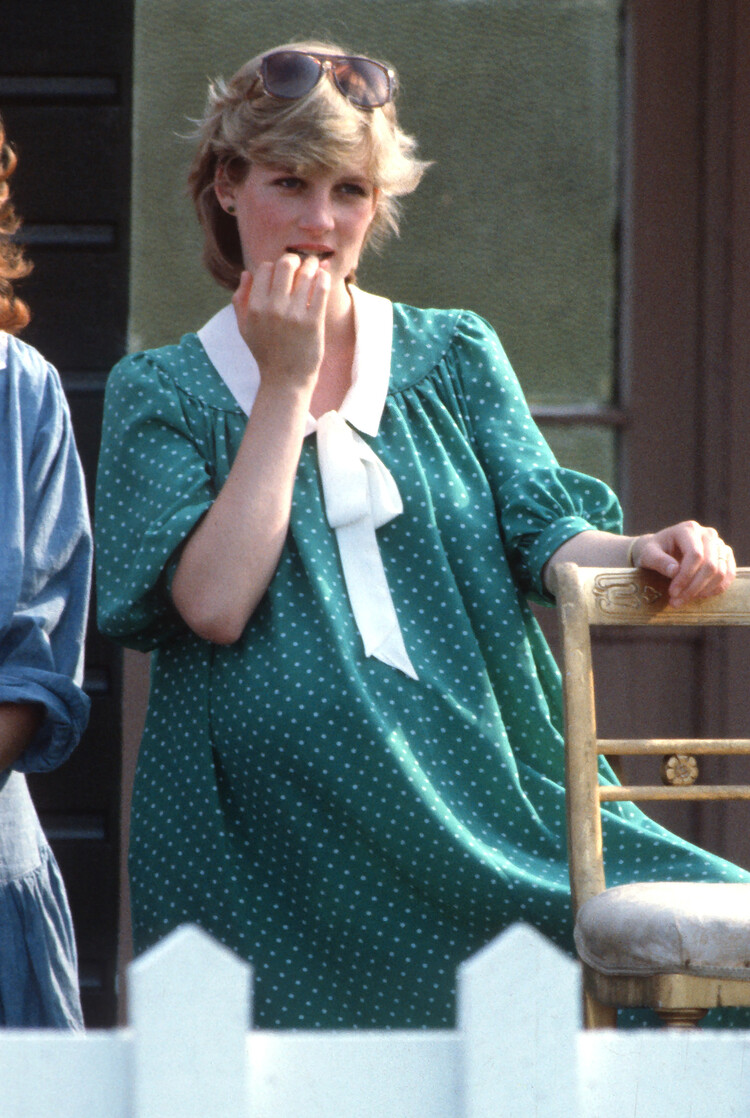 Диана, принцесса Уэльская (беременная принцем Уильямом), грызёт ногти, во время игры принца Чарльза в поло в клубе Guards Polo Club на Смитс-Лоун, Виндзор, июнь 1982 года
