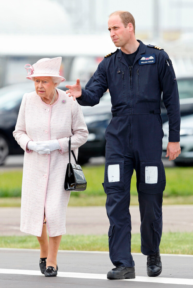 Принц Уильям, герцог Кембриджский проводит экскурсию со своей бабушкой королевой Елизаветой II, во время открытия новой базы санитарной авиации Восточной Англии в Кембридже Аэропорт 13 июля 2016 года в Кембридже, Англия