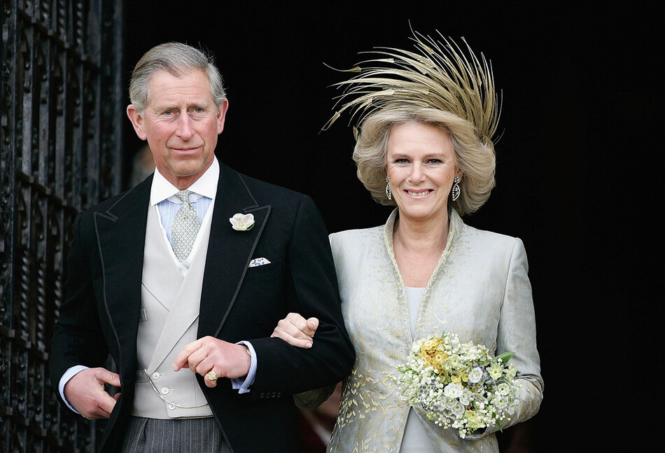 Принц Чарльз и Камилла Паркер-Боулз в день свадьбы в Виндзорском замке 9 апреля 2005 года в Беркшире, Англия