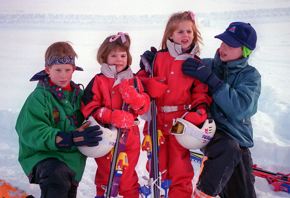 Принцы Гарри и Уильям на лыжном курорте с принцессами Беатрис и Евгенией в 1995 году