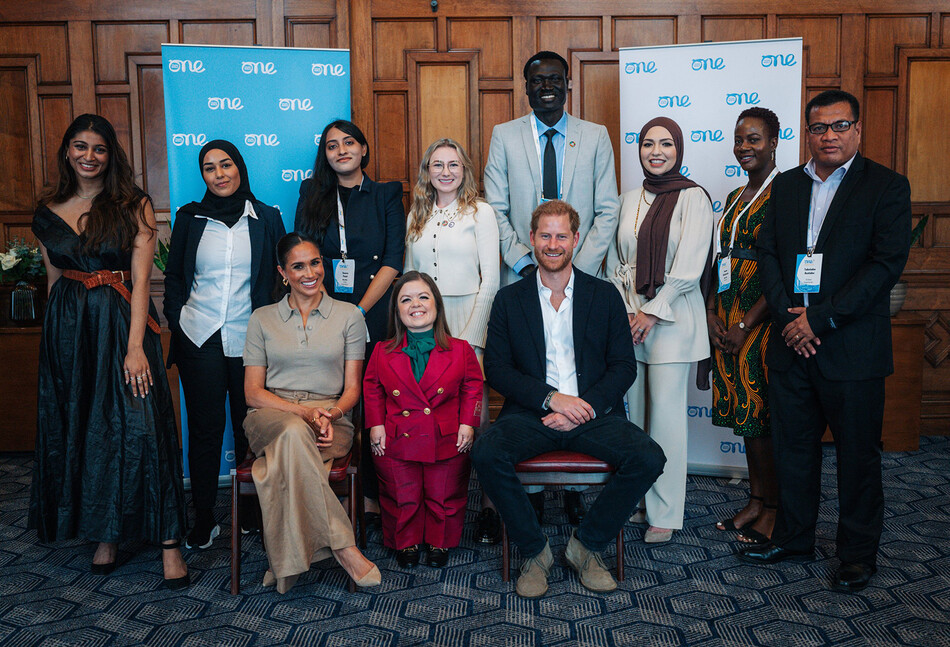 Меган Маркл и принц Гарри с участниками круглого стола по вопросам гендерного равенства, 2022 г.
