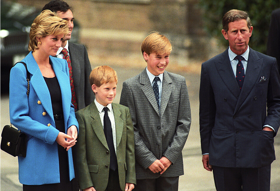 Принцесса Диана, принц Гарри, принц Уильям, принц Чарльз на первом дне пребывания принца Уильяма в Итоне 6 сентября 1995 года