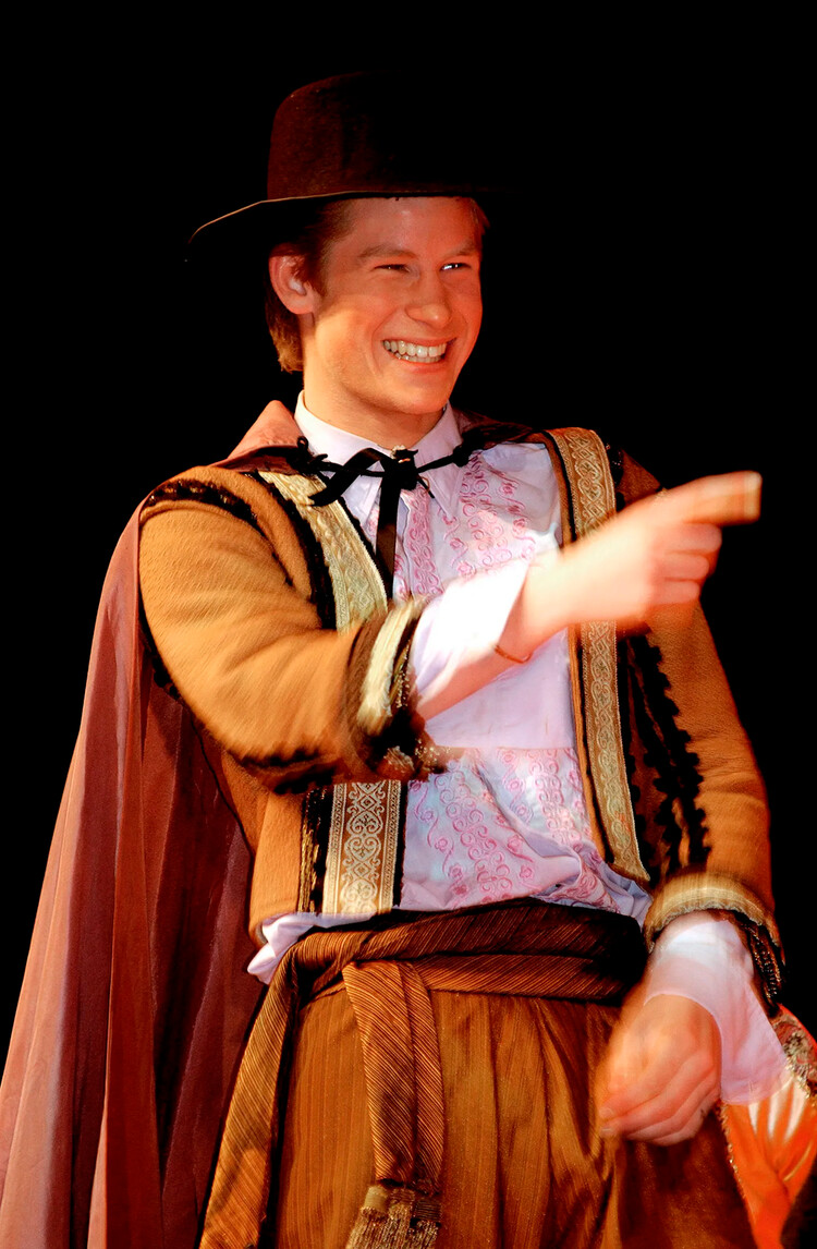 Принц Гарри исполняет роль Конрада в театральной постановке Итонского колледжа &laquo;Много шума из ничего&raquo; 08 июня 2003 г., Англия