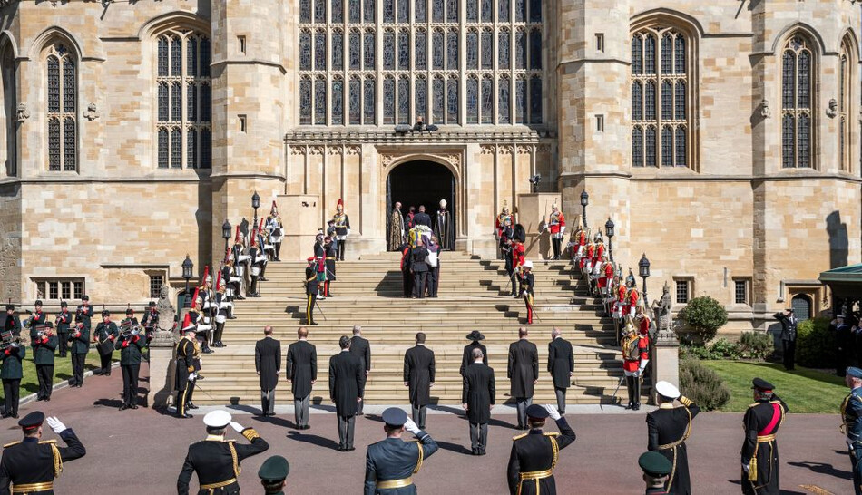 Члены королевской семьи и представители всех родов войск Великобритании отдают честь во время торжественной процессии похорон принца Филиппа, герцога Эдинбургского в Виндзорском замке 17 апреля 2021 года