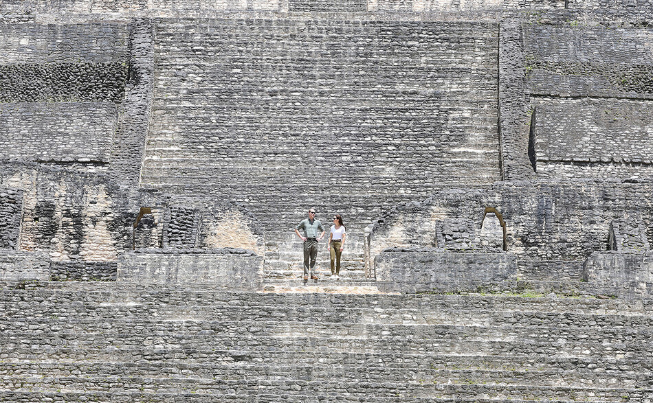 Принц Уильям и Кейт Миддлтон&nbsp;посещают археологические раскопки майя Караколь в лесу Чикибуль на третий день платинового юбилейного королевского тура по Карибскому морю 21 марта 2022 года в Чикибуле, Белиз