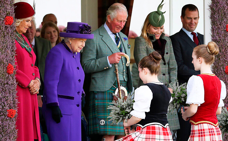 Королева Елизавета II с членами королевской семьи приветствует юных победителей соревнований шотландских кантри-танцев на Играх Бремар-Хайленд-2019 07 сентября 2019 года в Бремаре, Шотландия